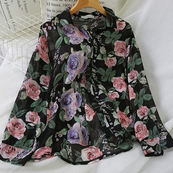 Cămașă modernă de damă cu mâneci lungi și model floral în alb-negru