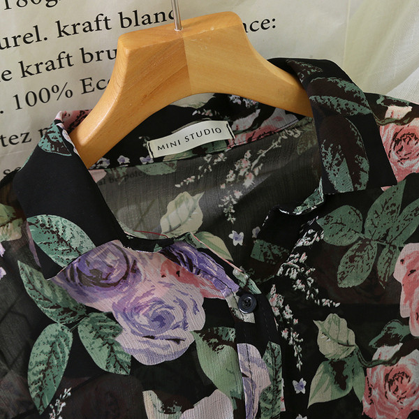 Cămașă modernă de damă cu mâneci lungi și model floral în alb-negru