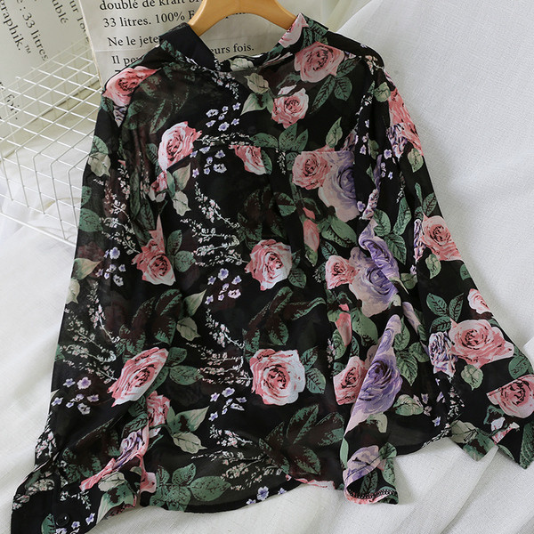 Cămașă modernă de damă cu mâneci lungi și model floral în alb-negru