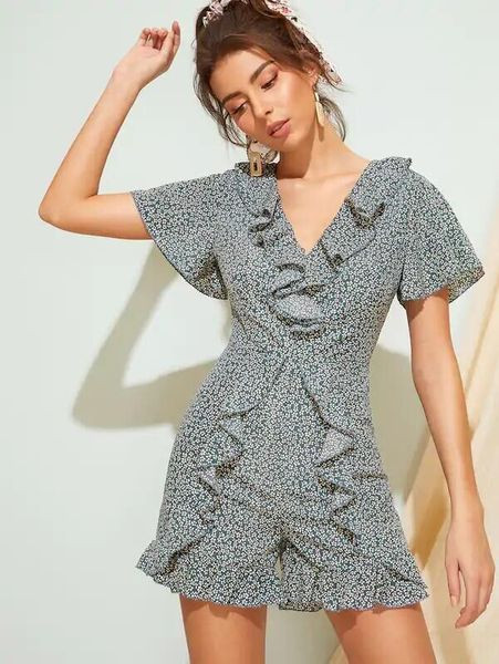 Salopetă modernă de damă cu decolteu în V și mâneci scurte