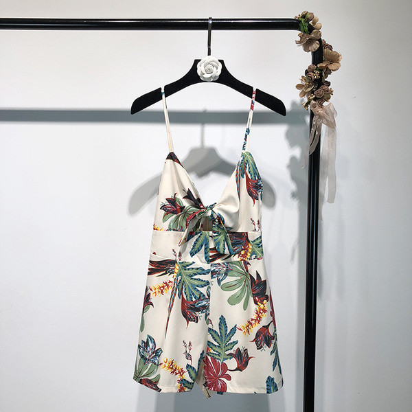 Salopetă scurtă de damă cu bretele subțiri de culoare albă cu model