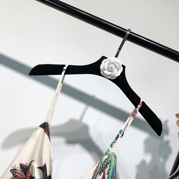 Salopetă scurtă de damă cu bretele subțiri de culoare albă cu model