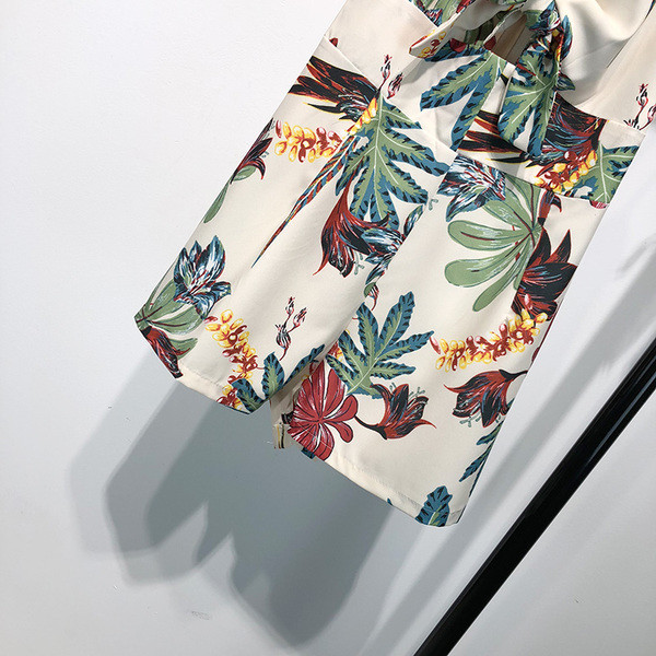 Salopetă scurtă de damă cu bretele subțiri de culoare albă cu model