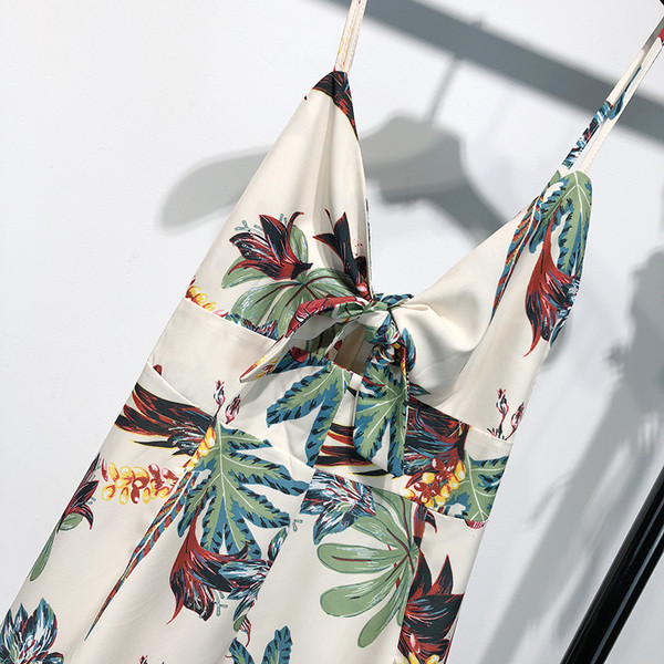 Salopetă scurtă de damă cu bretele subțiri de culoare albă cu model