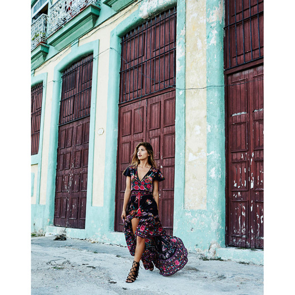 Rochie modernă de damă cu decolteu în V și motive florale în negru