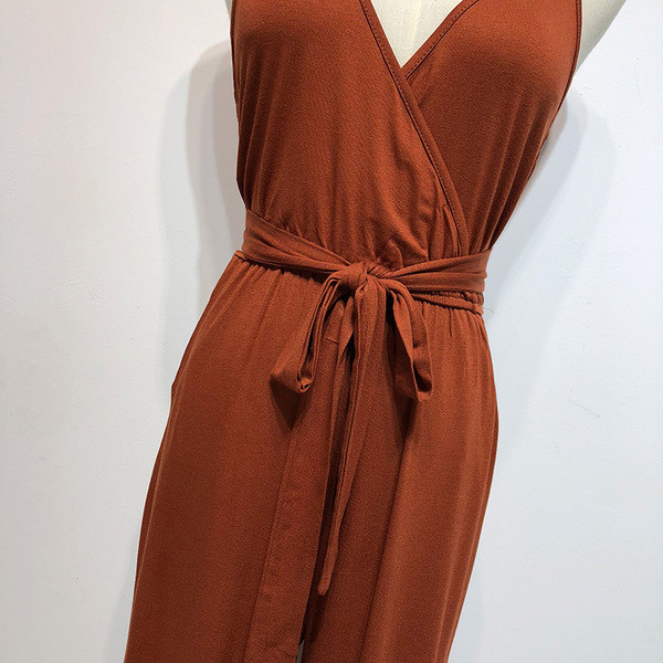 Γυναικεία ολόσωμη φόρμα με βαθύ λαιμό V  σε καφέ χρώμα
