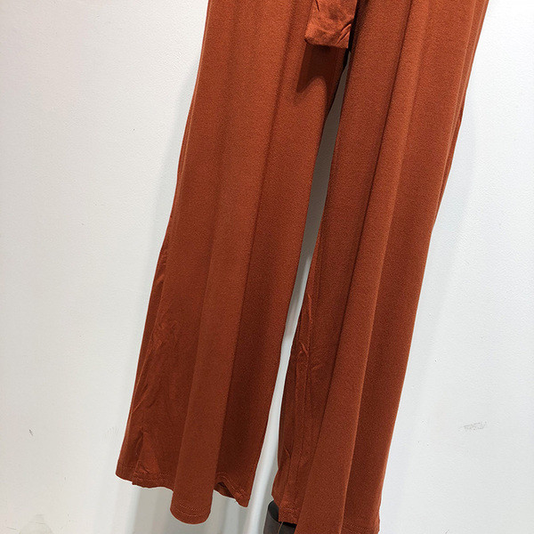 Γυναικεία ολόσωμη φόρμα με βαθύ λαιμό V  σε καφέ χρώμα