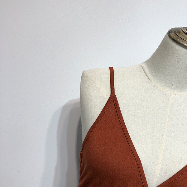 Γυναικεία ολόσωμη φόρμα με βαθύ λαιμό V  σε καφέ χρώμα