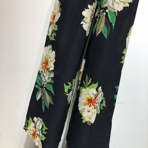 Salopetă cu decolteu adânc în V și bretele subțiri în albastru cu model