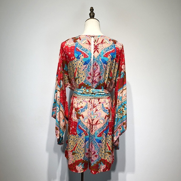 Salopetă cu decolteu în V și mâneci lotus cu model cu model