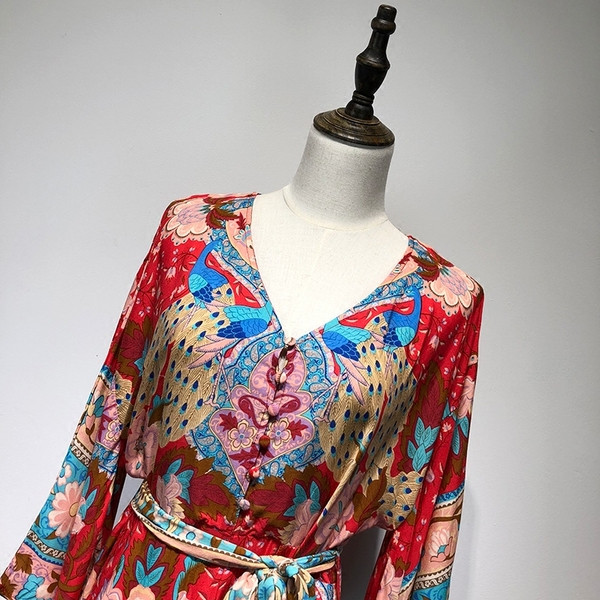 Salopetă cu decolteu în V și mâneci lotus cu model cu model