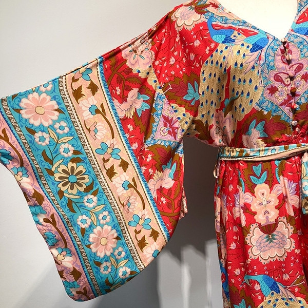 Salopetă cu decolteu în V și mâneci lotus cu model cu model