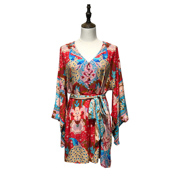 Salopetă cu decolteu în V și mâneci lotus cu model cu model