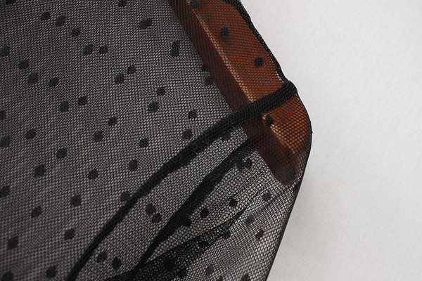 Salopetă elegantă cu mâneci și decolteu din tul în negru