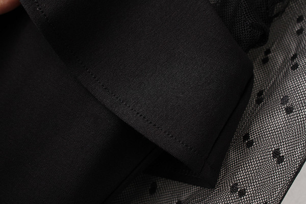 Salopetă elegantă cu mâneci și decolteu din tul în negru