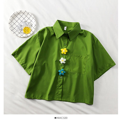 Cămașă scurtă de damă cu decor 3D și buzunar în verde și alb