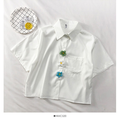 Cămașă scurtă de damă cu decor 3D și buzunar în verde și alb