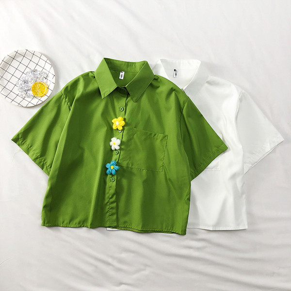 Cămașă scurtă de damă cu decor 3D și buzunar în verde și alb