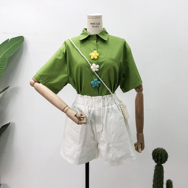 Cămașă scurtă de damă cu decor 3D și buzunar în verde și alb