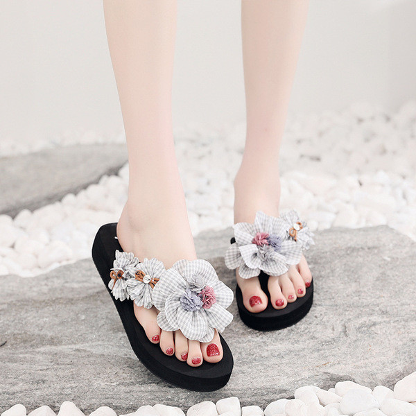 Papuci de damă peste degete cu decor floral