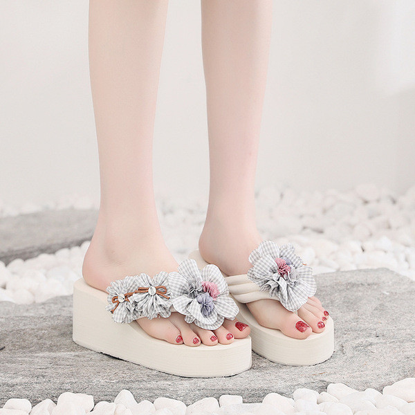 Papuci de damă peste degete cu decor floral