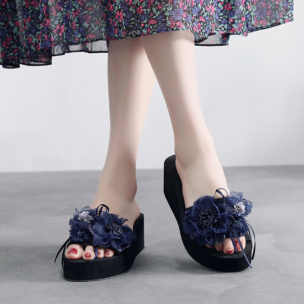 Papuci de dama decorati cu flori in mai multe culori