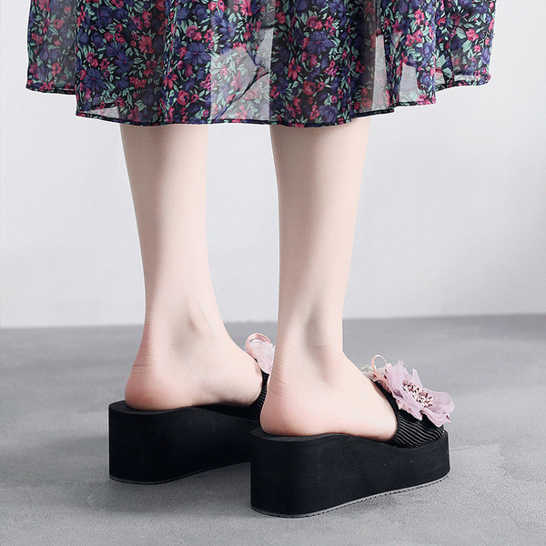 Papuci de dama decorati cu flori in mai multe culori