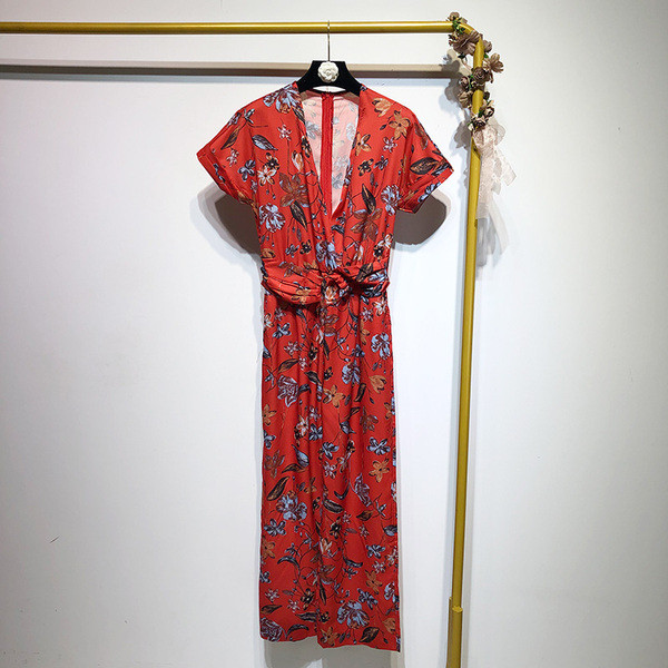 Salopetă cu decolteu în V adânc și mâneci scurte în roșu cu model