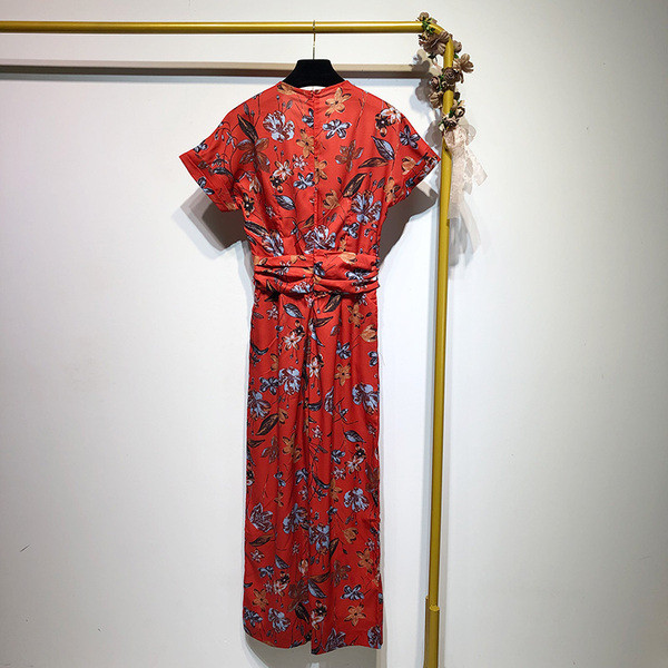 Salopetă cu decolteu în V adânc și mâneci scurte în roșu cu model