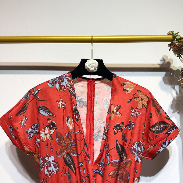 Salopetă cu decolteu în V adânc și mâneci scurte în roșu cu model