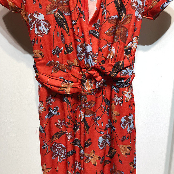 Salopetă cu decolteu în V adânc și mâneci scurte în roșu cu model