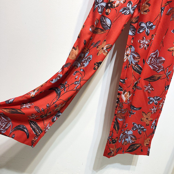 Salopetă cu decolteu în V adânc și mâneci scurte în roșu cu model