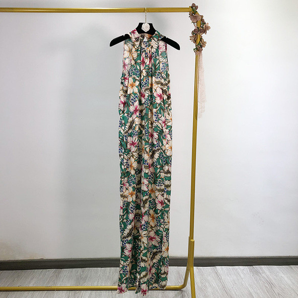 Salopetă lungă de damă, fără mâneci, cu model floral și cravată în talie