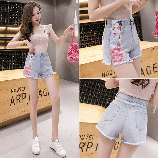 Blugi scurti de dama de culoare deschisa cu aplicatie