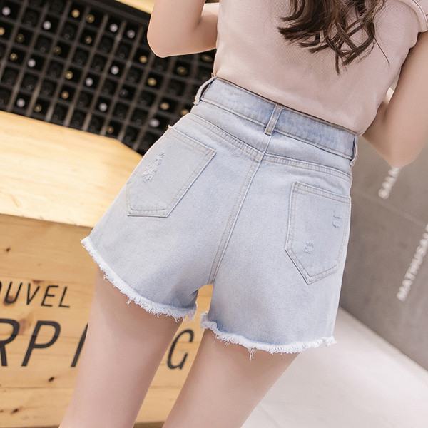 Blugi scurti de dama de culoare deschisa cu aplicatie