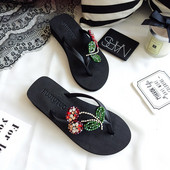 Papuci de damă cu platformă peste degete cu pietre colorate