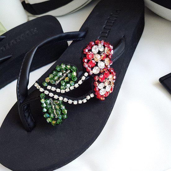 Papuci de damă cu platformă peste degete cu pietre colorate