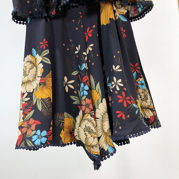 Salopetă scurtă de damă, fără mâneci, cu model floral