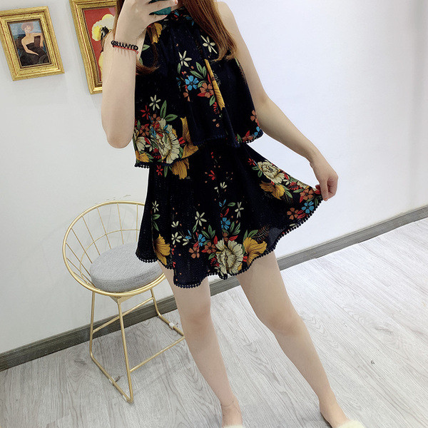 Salopetă scurtă de damă, fără mâneci, cu model floral