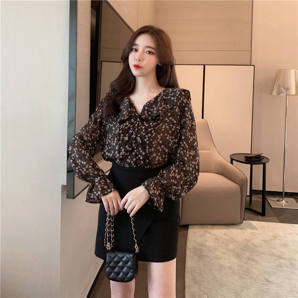 Bluză de damă modernă în două culori cu decolteu în V