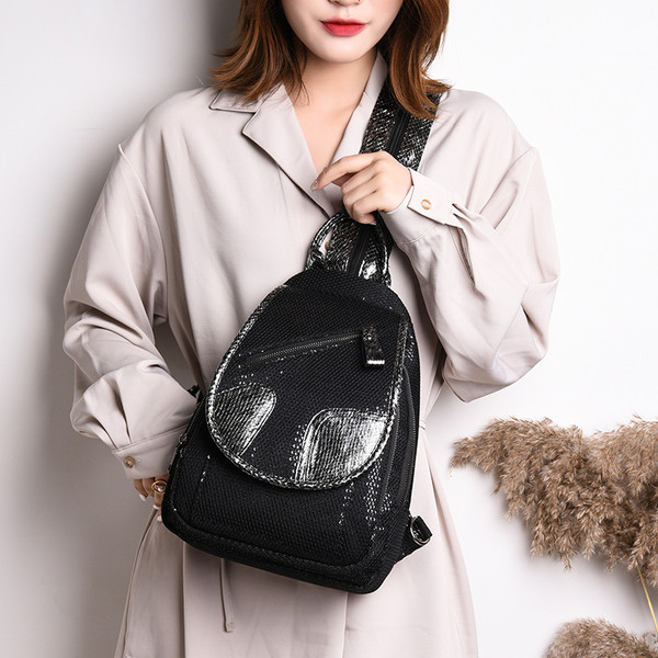 Rucsac zilnic de dama din piele ecologica de culoare negru si argintiu