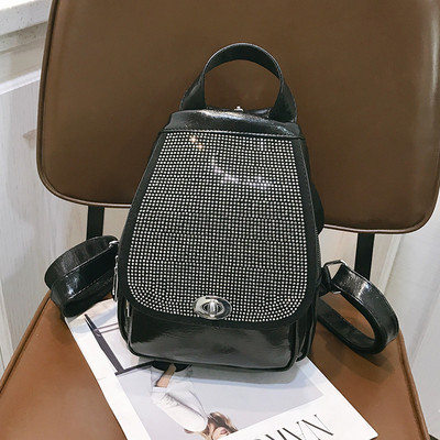 Rucsac modern de dama cu elemente metalice alb-negru