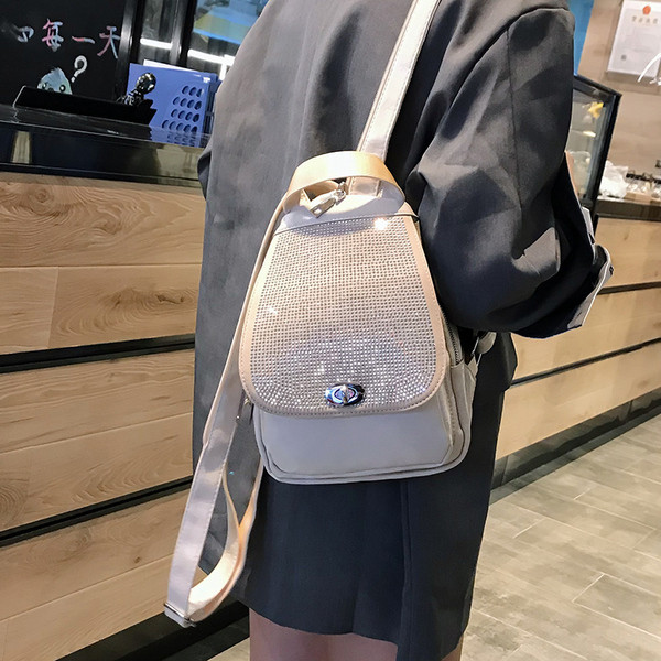 Rucsac modern de dama cu elemente metalice alb-negru