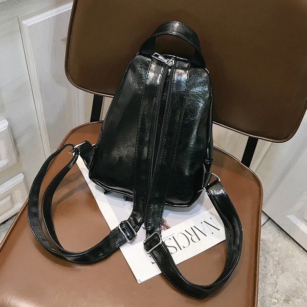 Rucsac modern de dama cu elemente metalice alb-negru