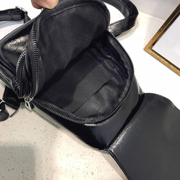 Rucsac modern de dama cu elemente metalice alb-negru