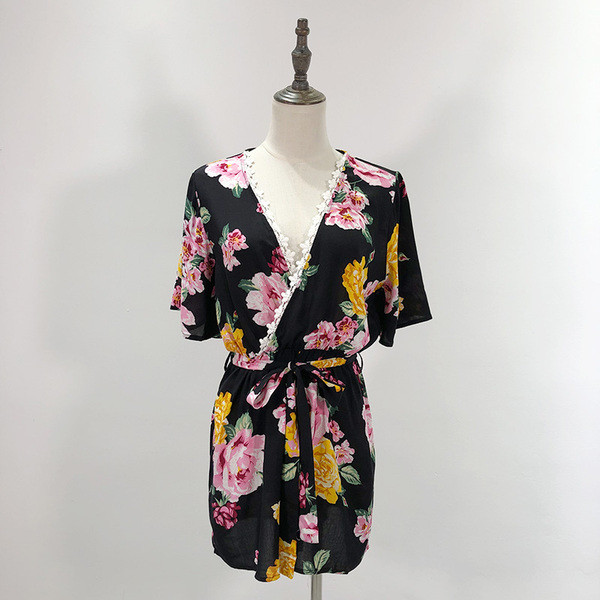 Salopetă cu decolteu în V adânc, cu dantelă