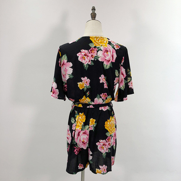 Salopetă cu decolteu în V adânc, cu dantelă