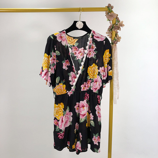 Salopetă cu decolteu în V adânc, cu dantelă