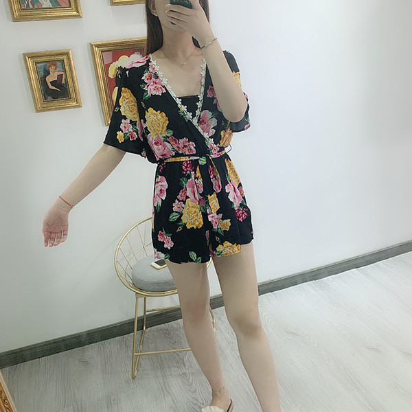 Salopetă cu decolteu în V adânc, cu dantelă