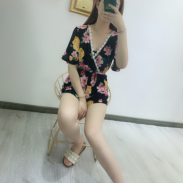 Salopetă cu decolteu în V adânc, cu dantelă